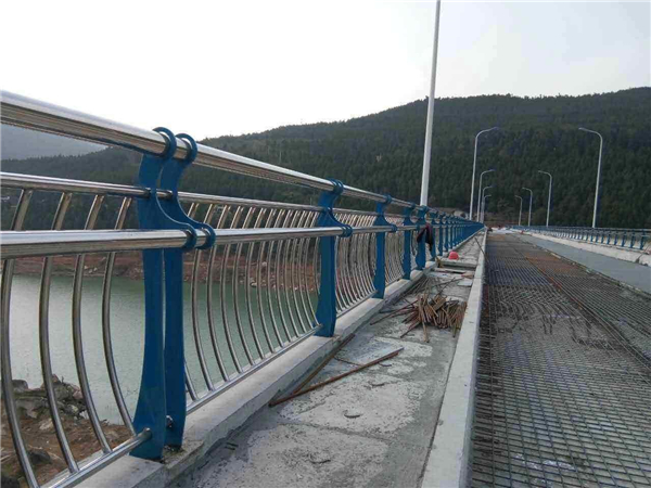 黔江不锈钢桥梁护栏的特点及其在桥梁安全中的重要作用