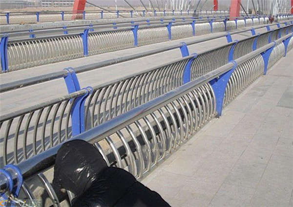 黔江不锈钢复合管护栏一种安全而耐用的防护解决方案