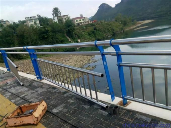 黔江不锈钢复合管护栏是一种卓越的防护材料